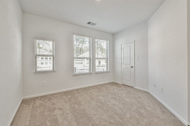 Building Photo - 678 Royal Arch Dr