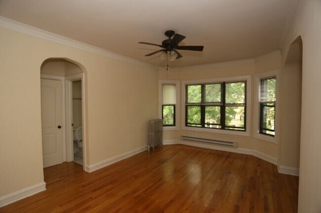 Building Photo - 4644 N Paulina St