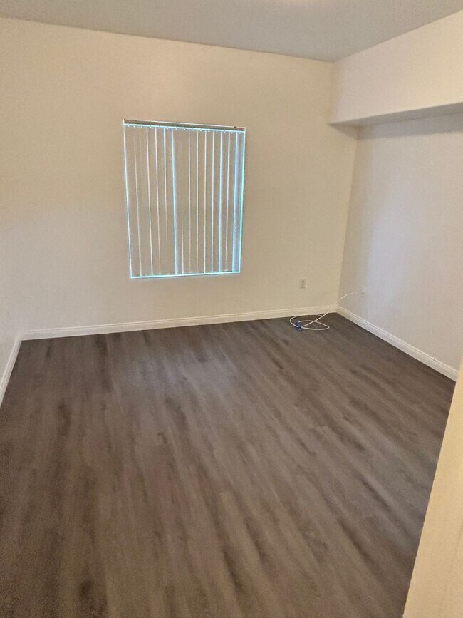 Building Photo - Charming 1 bedroom Condo with full size Ga...