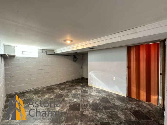 Building Photo - 3 Bedroom Home with Finished Basement, Parking, and Fenced Yard