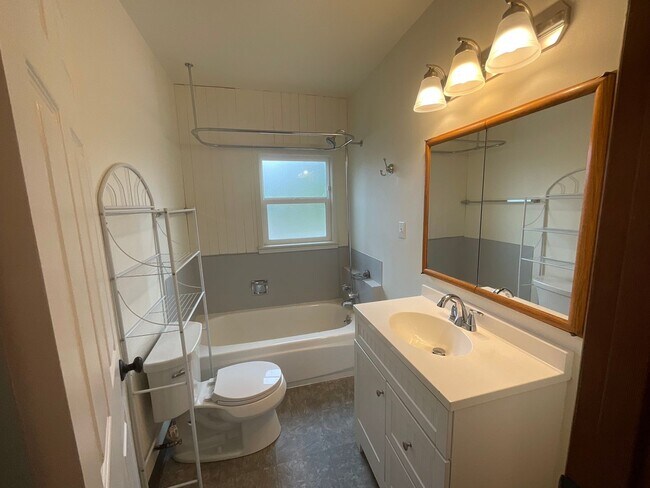 Building Photo - 3 Bed, 2 Bath Home with 2- Car Garage/Shop...