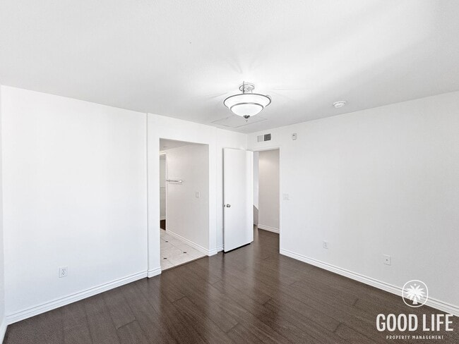 Building Photo - Beautiful 3BD/3BA W/ A/C, Attached Garage, and Community Pool in Kearny Mesa!