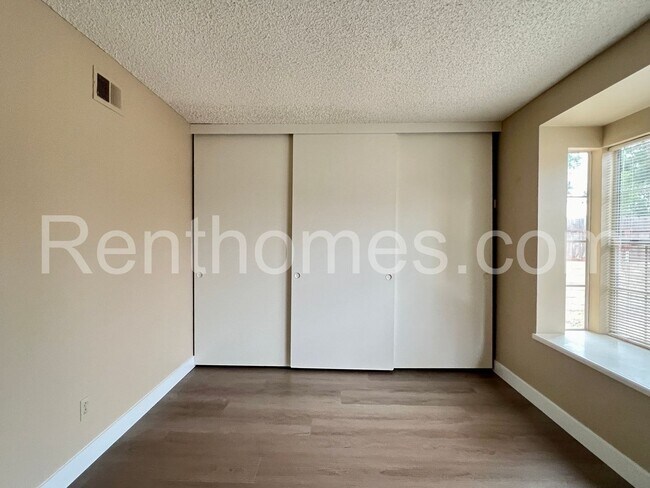 Building Photo - 10594 Dabney Dr