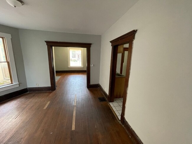 Building Photo - 4 bedroom 2 full bath House