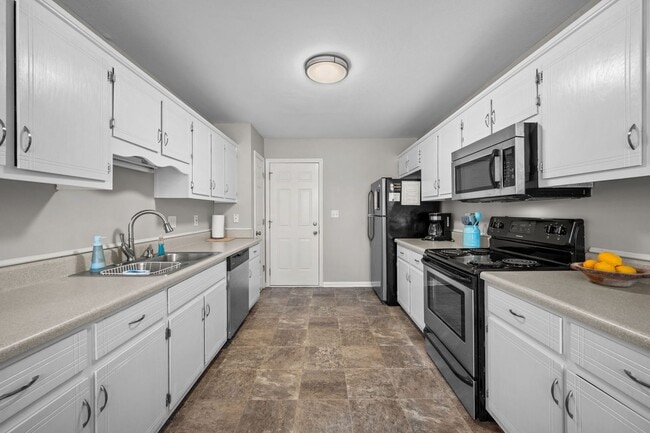 Building Photo - Pet Friendly, Bonus Room and Fenced Backyard!