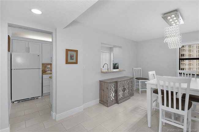 Building Photo - 10044 S Ocean Dr