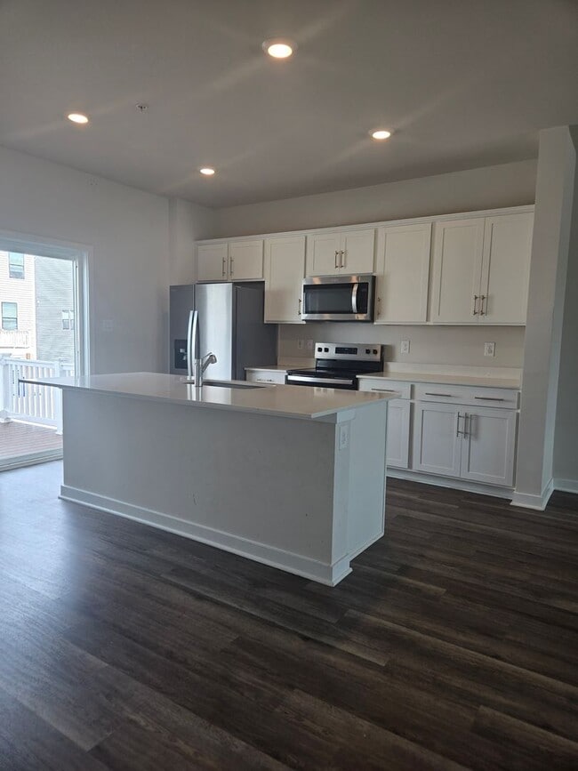 Building Photo - Beautiful Townhome in La Plata