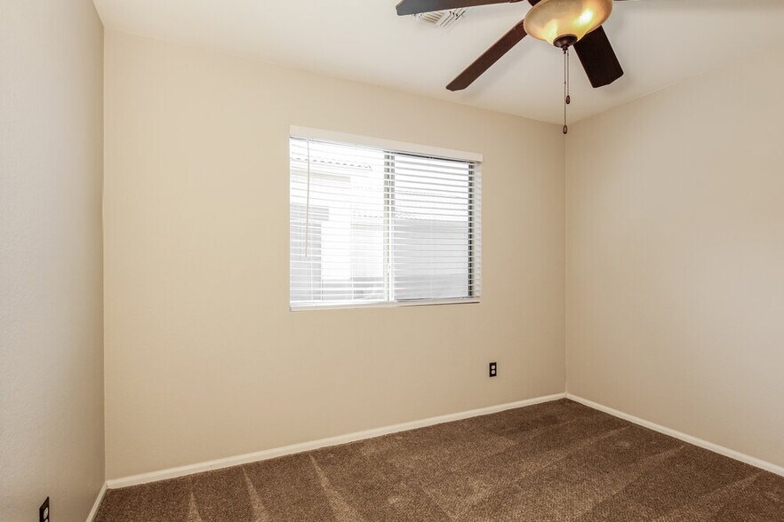 Building Photo - 1105 E Nardini St