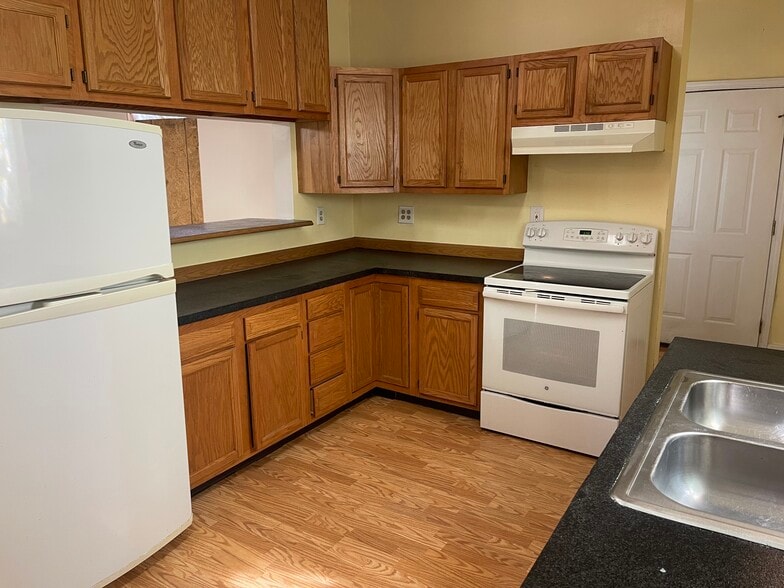 Building Photo - 2330 Parkland Ave