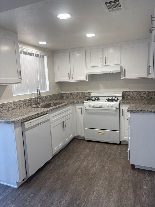 Building Photo - Beautiful 3 Bedroom Apartment In Placentia