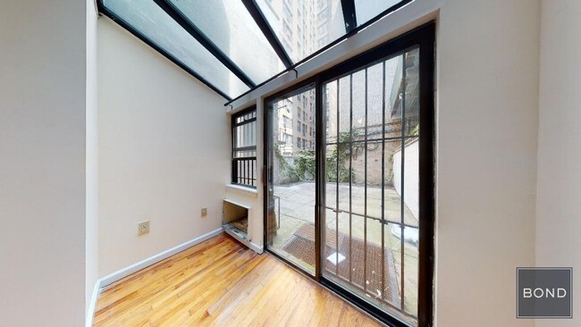 Building Photo - 255 W 93rd St