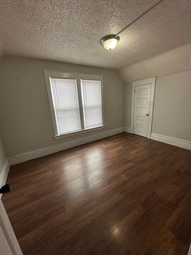 Building Photo - 3 bedroom 1 bath