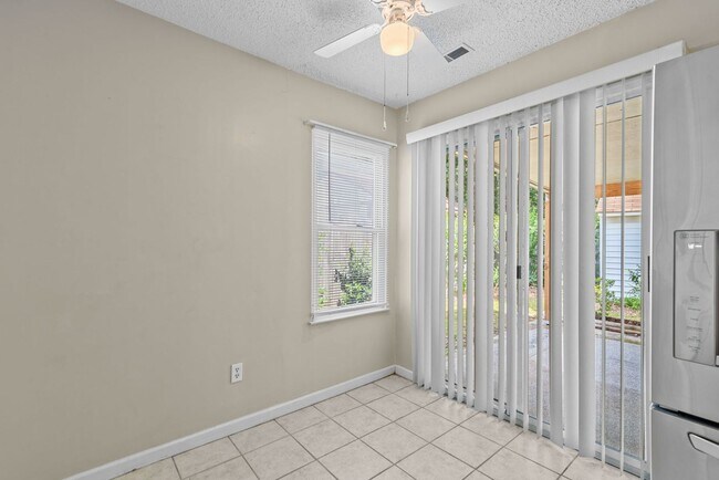Building Photo - 904 Scarlet Oak Ct N