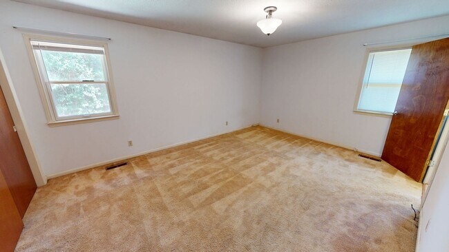 Building Photo - Charming 3 Bedroom Brick Ranch with Refurbished Original Woodwork