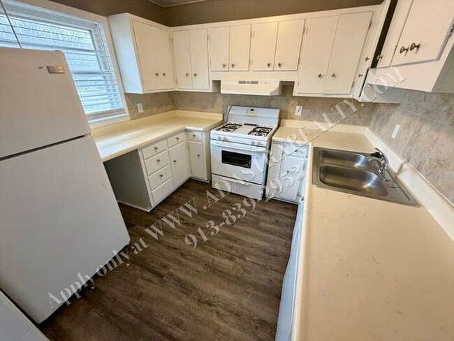 Building Photo - Cozy 3 Bed 1 Bath Home in Raytown-Available NOW!!