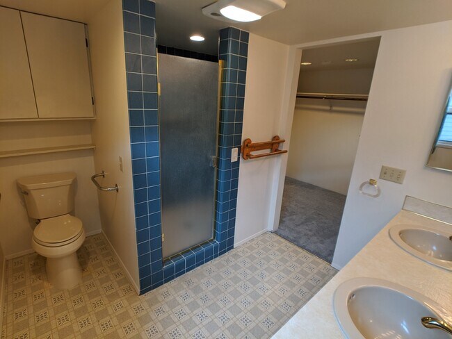 Building Photo - 3 bed 3 bath on 4.8 acres w/ beautiful wat...