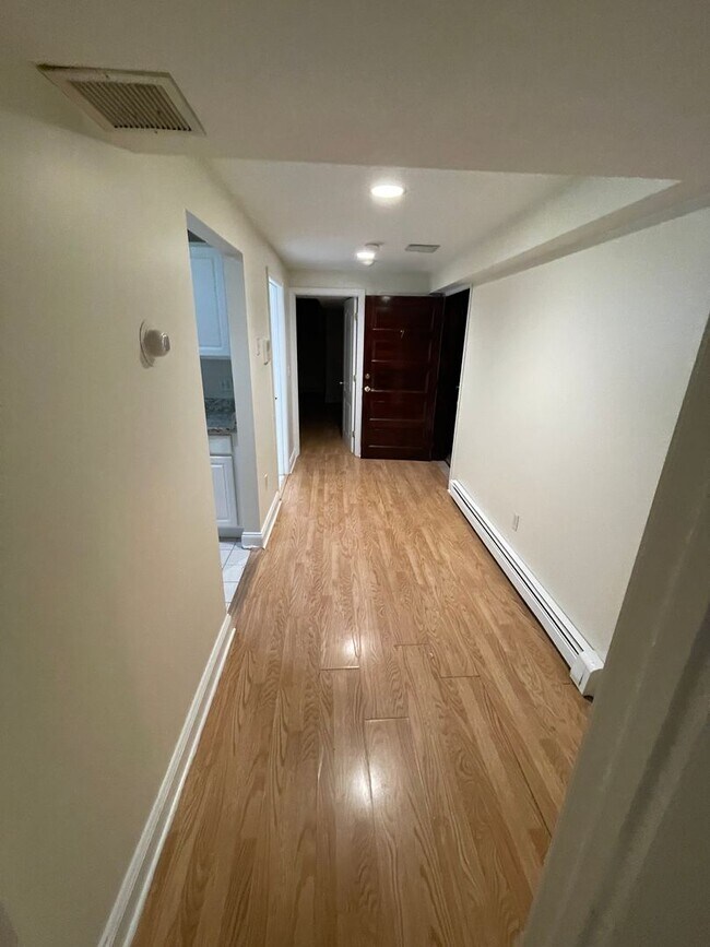 Building Photo - 3-bed Brownstone on Comm Ave in Packard's ...