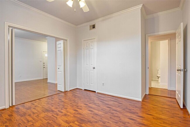 Building Photo - 2255 Braeswood Park Dr