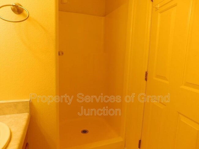 Building Photo - 393 Sunnyside Cir