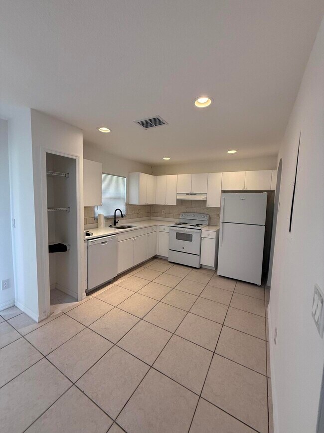 Building Photo - 1215 Hyacinth Pl