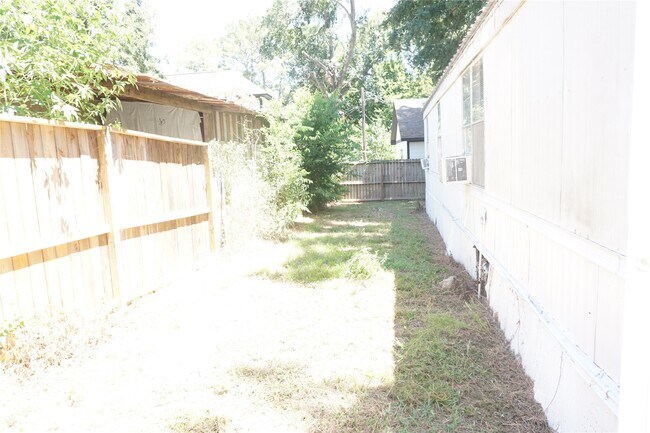 Building Photo - 10970 Maywood St