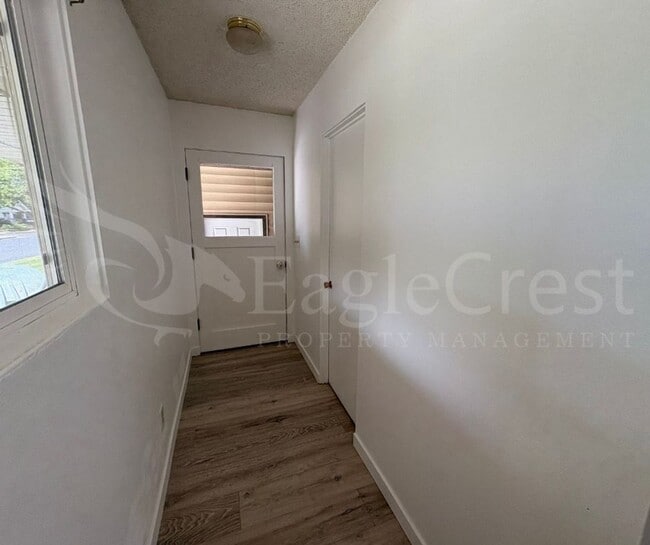 Building Photo - Three Bedroom, Two Bathroom House plus bon...