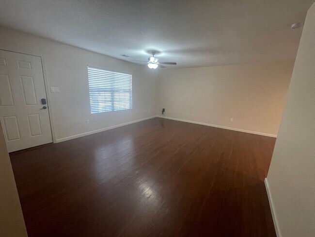 Building Photo - NEW ON MARKET !!