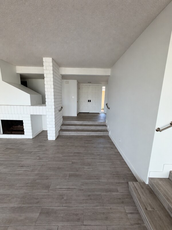 Building Photo - 10 Cove