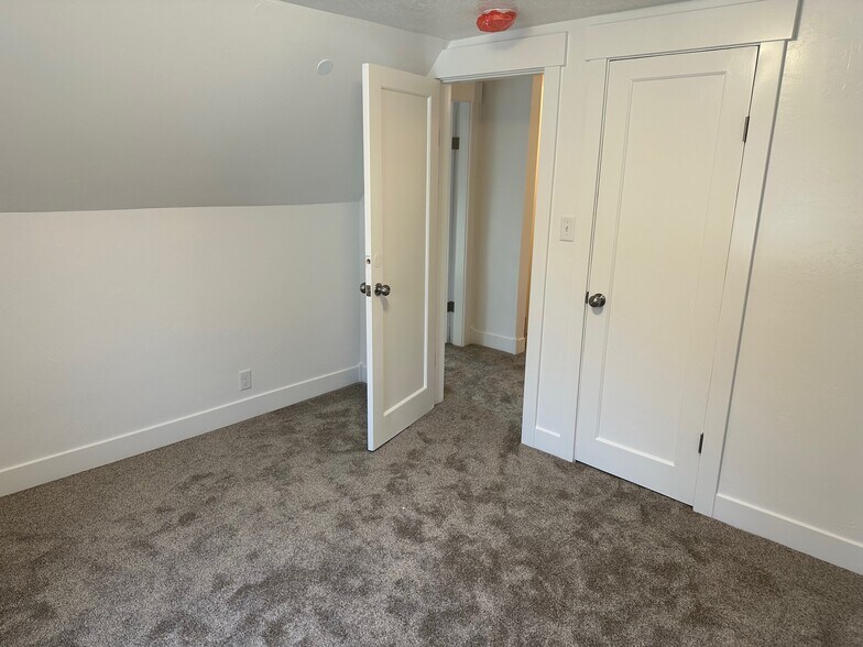 Building Photo - 479 W Center St