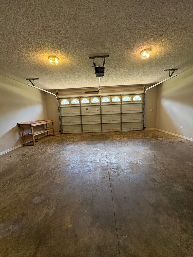 Building Photo - Hampton Place!