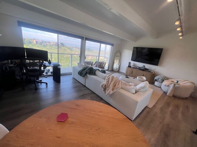 Building Photo - Domingo