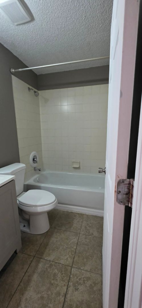 Building Photo - Spacious 3BR Home with Florida Room & Fenced Backyard