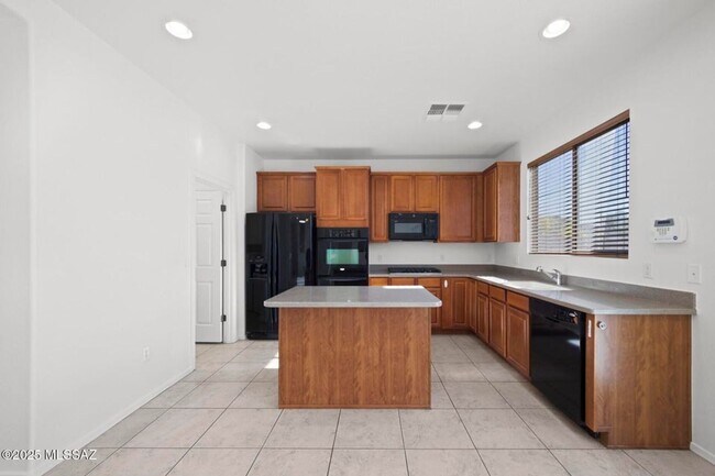 Building Photo - Lovely 4 bedroom, 2 bath home with 2 car garage