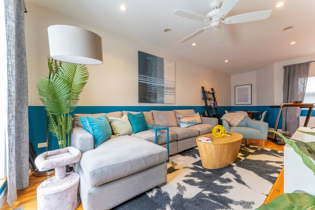 Building Photo - 2300 W Armitage Ave