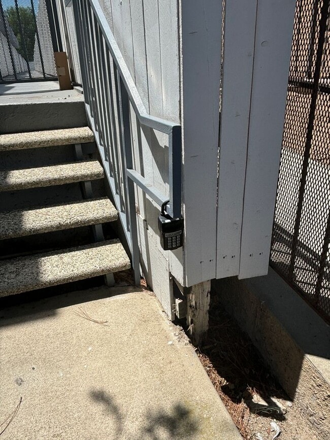 Building Photo - Spacious-Bright 3 Bedroom 2.5 Two story Bathroom Condo