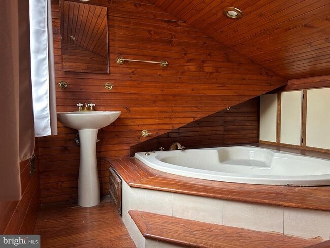 Building Photo - 1617 Bryant Rd