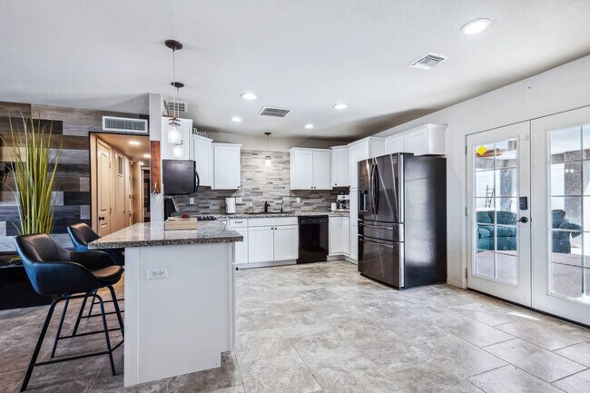 Building Photo - 2261 Sahara Dr