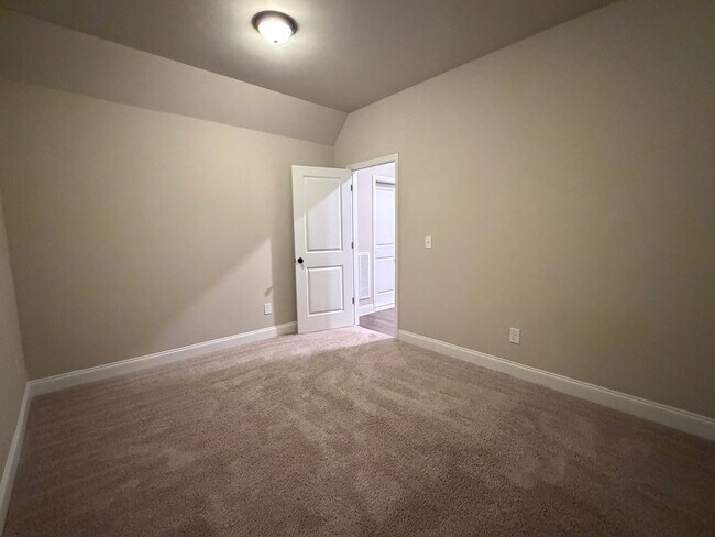 Building Photo - 3500 Hilltop Trl