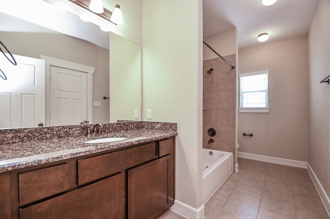 Building Photo - 5615 Kiam St