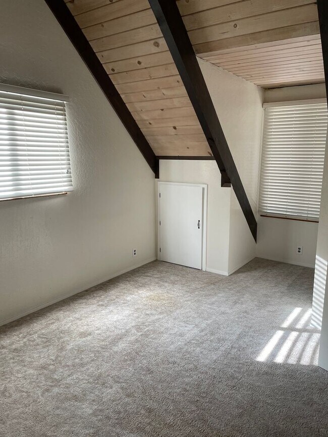 Building Photo - Al Tahoe - 4 bedroom 2 bath with garage av...