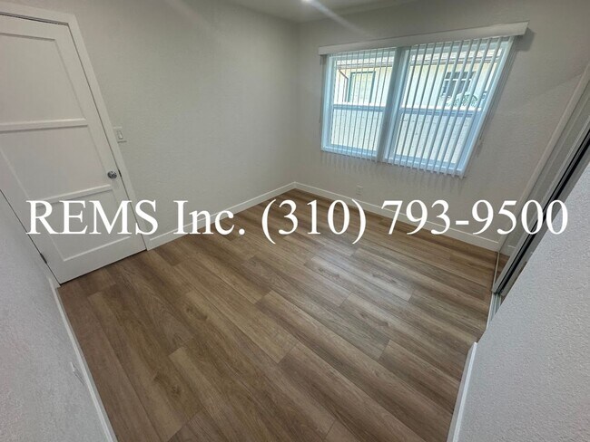 Building Photo - 25021 Oak St
