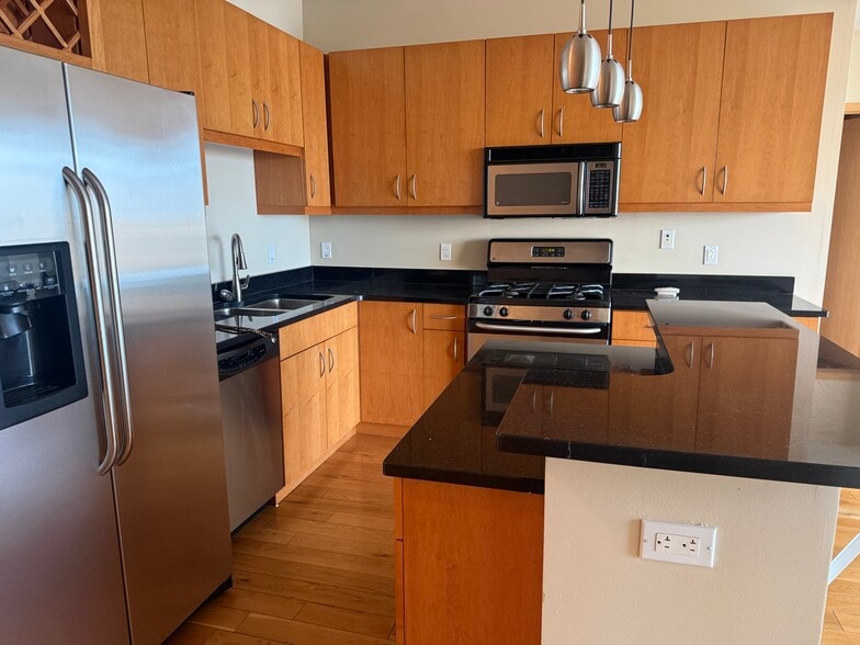 Building Photo - 701 W Lakeside Ave