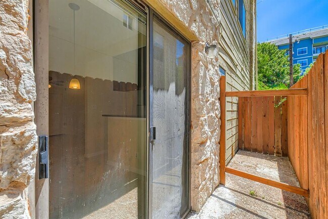 Building Photo - 708 Graham Pl