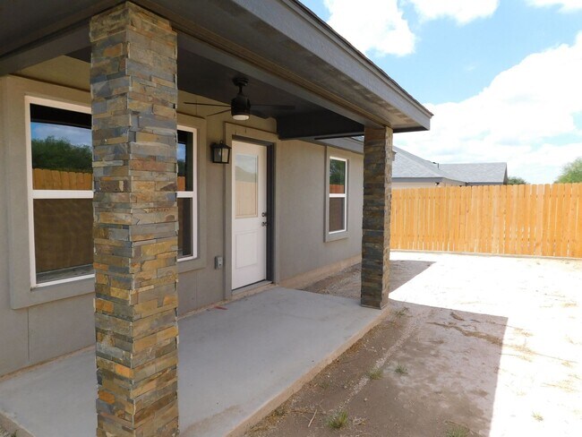 Building Photo - 2023 Beautiful 3 bedroom 2 bath