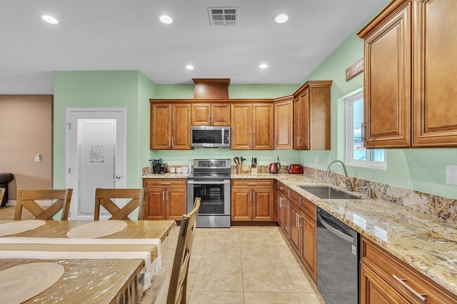 Building Photo - RV GARAGE | Single Story | Furnished Or Unfurnished