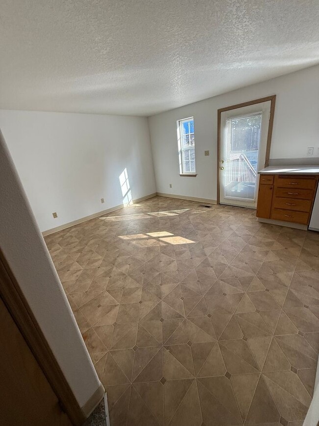 Building Photo - Nice town house!