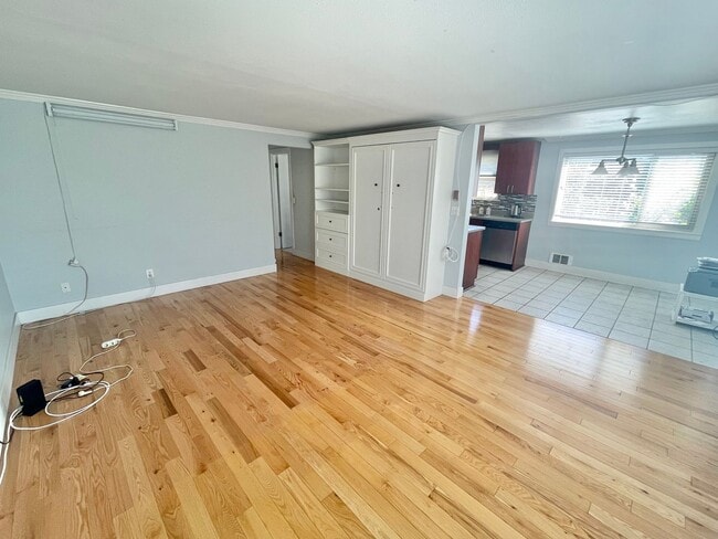 Building Photo - Wallingford 2-Bed Condo with Garage!