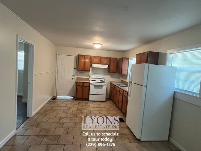 Building Photo - 615 E Brookwood Dr