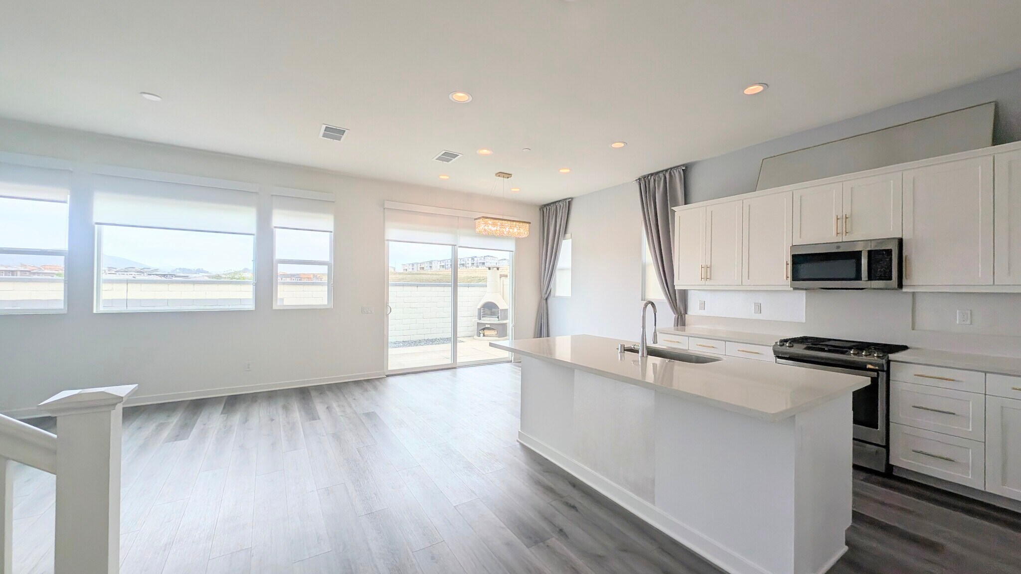 Building Photo - 450 Clubhouse Dr