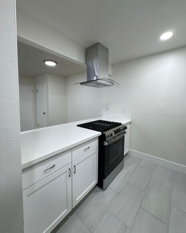 Building Photo - MOVE IN READY! 2 WEEKS OFF!! NO APP FEE! UPSTAIRS UNIT WITH BALCONY!